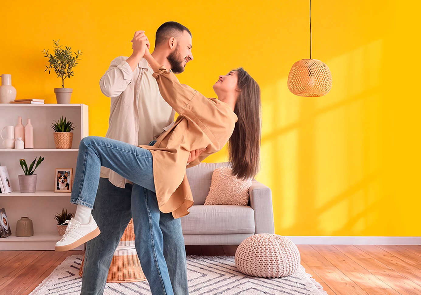 Casal dançando em ambiente amarelo